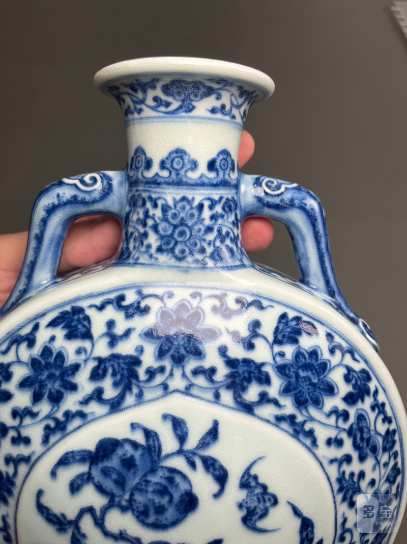 清乾隆  青花缠枝莲杏圆开光福寿纹双如意耳扁瓶 - 图18